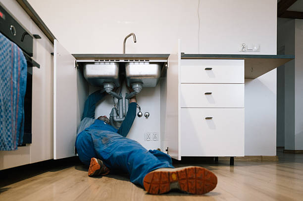 Professional Emergency Plumber technician working in Shandon, CA